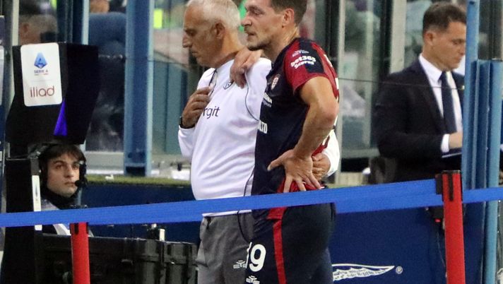 CAGLIARI, ITALY - SEPTEMBER 27: Andrea Belotti of Cagliari injured during the Serie A match between Cagliari Calcio and FC Internazionale at Stadio Sant'Elia on September 27, 2025 in Cagliari, Italy. (Photo by Enrico Locci/Getty Images) Cagliari, è grave l’infortunio di Belotti: gli esami confermano il lungo stop - immagine 1