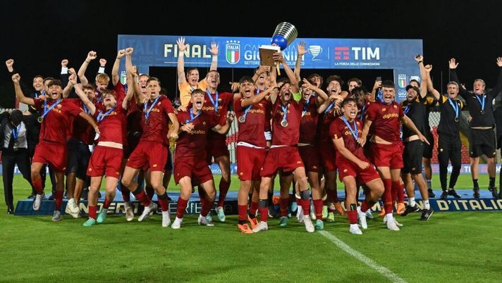 ANCONA, ITALY - JUNE 23:AS Roma palyers celebrates during the U17 Serie A e B Final match between AS Roma and FC Internazionale on June 23, 2023 in Ancona, Italy. (Photo by AS Roma/AS Roma via Getty Images) La Roma batte l’Inter 2-1 e vince lo scudetto Under 17: decide Nardozi - immagine 1