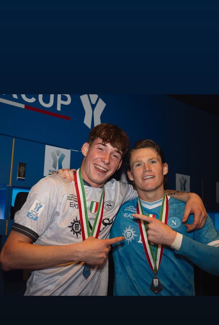 Coppa, sorrisi e sigari: gli azzurri festeggiano la Supercoppa! –  LE FOTO - immagine 21