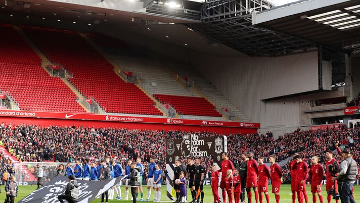 LIVERPOOL, ENGLAND - OCTOBER 21: A detailed view of the 'No Room For Racism' message as both teams line up prior to the Premier League match between Liverpool FC and Everton FC at Anfield on October 21, 2023 in Liverpool, England. (Photo by Jan Kruger/Getty Images) Anfield, North West derby: per Liverpool-United si sale a 61mila spettatori di capienza… - immagine 1
