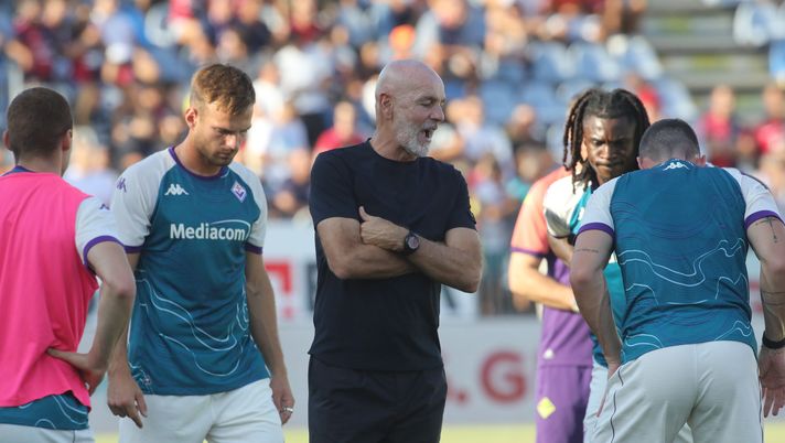 CAGLIARI, ITALY - AUGUST 24: Stefano Pioli coach of Fiorentina looks on before the Serie A match between Cagliari Calcio and ACF Fiorentina at Stadio Sant'Elia on August 24, 2025 in Cagliari, Italy. (Photo by Enrico Locci/Getty Images) Pioli/2: “Non siamo stati lucidi. Mercato? Non so cosa succederà, il club è pronto” - immagine 1
