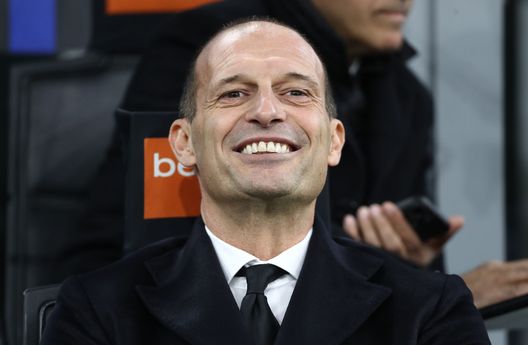 MILANO, ITALIA - 23 NOVEMBRE: L'allenatore del Milan Massimiliano Allegri osserva la partita di Serie A tra FC Internazionale e AC Milan allo stadio Giuseppe Meazza il 23 novembre 2025 a Milano, Italia. (Foto di Marco Luzzani/Getty Images) “Il calcio è molto semplice”. Il Milan si prende la città, all’Inter rimangono i rimorsi- immagine 3