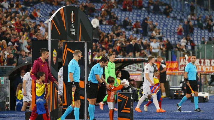 ROME, ITALY - OCTOBER 23: Match officials and players of AS Roma and Viktoria Plzen walk out of the tunnel prior to the UEFA Europa League 2025/26 League Phase MD3 match between AS Roma and FC Viktoria Plzen at Stadio Olimpico on October 23, 2025 in Rome, Italy. (Photo by Paolo Bruno/Getty Images) Disastro Roma, la Fiorentina dilaga: i risultati delle italiane in Europa - immagine 1
