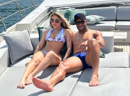 Hulk e la nipote della ex moglie aspettano il secondo figlio, la ex: “Mi sveglio e mi chiedo…”  Hulk e la nipote della ex moglie aspettano il secondo figlio, la ex: “Mi sveglio e mi chiedo…” - immagine 1