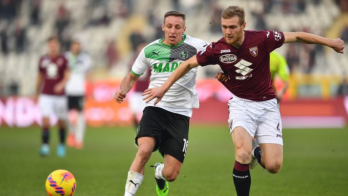 TURIN, ITALY - JANUARY 23: Tommaso Pobega of Torino FC competes with Davide Frattesi of US Sassuolo during the Serie A match between Torino FC and US Sassuolo at Stadio Olimpico di Torino on January 23, 2022 in Turin, Italy. (Photo by Valerio Pennicino/Getty Images) Torino, operazione chirurgica al naso per Pobega: le ultime sul giocatore - immagine 1