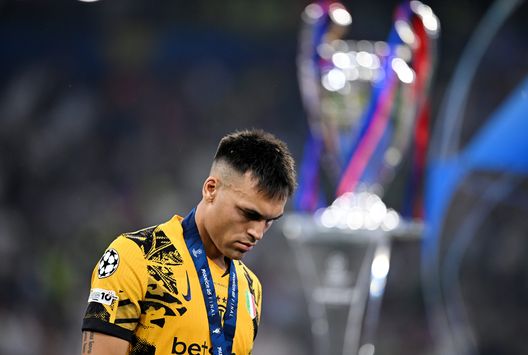Lautaro Martinez cammina davanti al trofeo della UEFA Champions League dopo la sconfitta contro il Paris Saint-Germain nella finale di UEFA Champions League alla Munich Football Arena il 31 maggio 2025 a Monaco di Baviera. (Foto di Justin Setterfield/Getty Images)