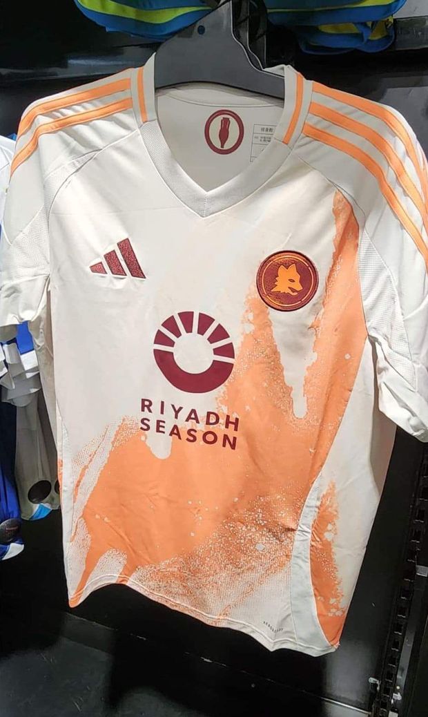Roma, ecco la seconda maglia: spunta la foto “rubata” che anticipa l’annuncio- immagine 2