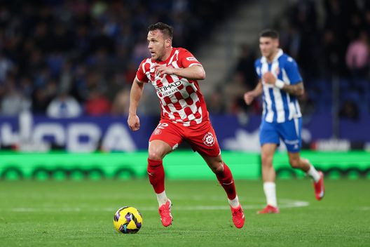 Arthur Melo, centrocampista del Girona ed ex Barça, in azione durante la sfida contro l'Espanyol nel derby catalano del 10 marzo. (Foto di Judit Cartiel/Getty Images) Guida al derby catalano Barcellona-Girona: orario, probabili formazioni e pronostico- immagine 4