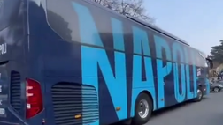 Il pullman del Napoli lascia il Sinigaglia dopo il ko contro il Como