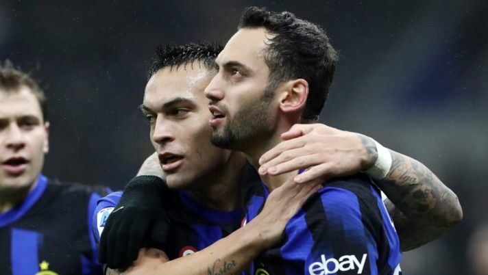 MILAN, ITALY - DECEMBER 09: Hakan Calhanoglu of FC Internazionale celebrates with teammate Lautaro Martinez after scoring their team's first goal during the Serie A TIM match between FC Internazionale and Udinese Calcio at Stadio Giuseppe Meazza on December 09, 2023 in Milan, Italy. (Photo by Marco Luzzani/Getty Images) Inter, Lautaro non parte per l’amichevole col Chelsea. La decisione su Calhanoglu - immagine 1