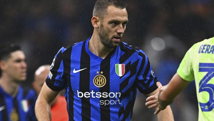 Inter, c’è un nome inedito per la difesa. Futuro Acerbi e De Vrij? A oggi l’idea è… - immagine 1