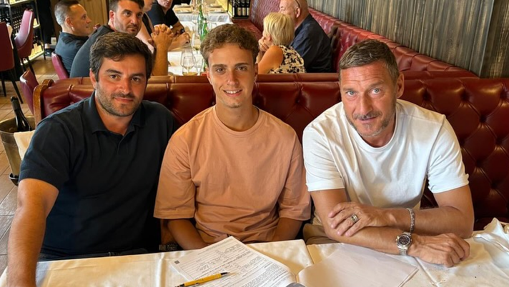 Roma primavera, il talento Di Nunzio rinnova con la CT10: la foto con Totti - immagine 1