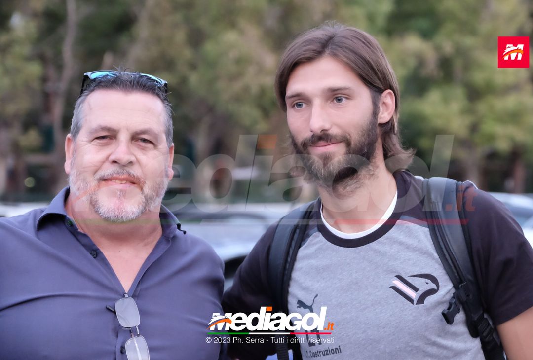 FOTO PALERMO: i giocatori rosanero scattano selfie con i tifosi (GALLERY) - immagine 31