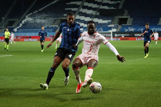 BERGAMO, ITALY - APRIL 24: Jonathan Ikone of ACF Fiorentina is challenged by Isak Hien of Atalanta BC during the Coppa Italia Semi-final second leg match between Atalanta and ACF Fiorentina at Stadio Atleti Azzurri d'Italia on April 24, 2024 in Bergamo, Italy. (Photo by Marco Luzzani/Getty Images) Ikonè piaceva a Sarri e a De Rossi. Ecco cosa pensava Italiano del francese- immagine 2
