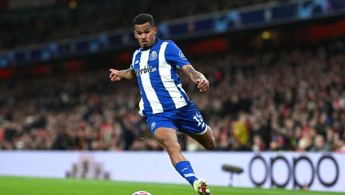 LONDON, ENGLAND - MARCH 12: Galeno of FC Porto crosses the ball during the UEFA Champions League 2023/24 round of 16 second leg match between Arsenal FC and FC Porto at Emirates Stadium on March 12, 2024 in London, England. (Photo by Shaun Botterill/Getty Images) La Roma mette la freccia. Più cross per Dovbyk: da Galeno a Wesley le ali per volare - immagine 1