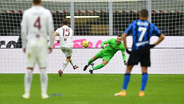MILAN, ITALY - NOVEMBER 22: Cristian Ansaldi of Torino scores their sides second goal from the penalty spot past Samir Handanovic of Inter Milan during the Serie A match between FC Internazionale and Torino FC at Stadio Giuseppe Meazza on November 22, 2020 in Milan, Italy. Sporting stadiums around Italy remain under strict restrictions due to the Coronavirus Pandemic as Government social distancing laws prohibit fans inside venues resulting in games being played behind closed doors. (Photo by Valerio Pennicino/Getty Images) 5 Fakta Inter-Torino dalam Angka – 5 dati su Inter-Torino in numeri- immagine 3