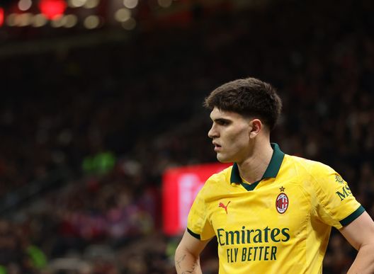MILAN, ITALY - FEBRUARY 18: Davide Bartesaghi of AC Milan reacts during the Serie A match between AC Milan and Como 1907 at Giuseppe Meazza Stadium on February 18, 2026 in Milan, Italy. (Photo by Francesco Scaccianoce/AC Milan via Getty Images) Da esterno a braccetto: la stagione a due volti di Bartesaghi- immagine 2