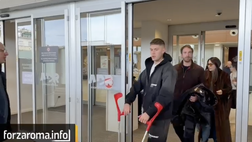 Dovbyk in stampelle a Ciampino dopo l’operazione: “Sto bene”