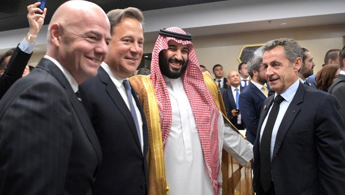 MOSCOW, RUSSIA - JUNE 14: FIFA President Gianni Infantino, Panama's President Juan Carlos Varela, Saudi Arabia's Crown Prince Mohammed Bin Salman Al Saud, and Former French President Nicolas Sarkozy attend the President's Lounge during the opening ceremony prior to the 2018 FIFA World Cup Russia Group A match between Russia and Saudi Arabia at Luzhniki Stadium on June 14, 2018 in Moscow, Russia. (Photo by Pool/Getty Images) L’Arabia Saudita minaccia l’Europa: pronto un nuovo regolamento per permettere più acquisti - immagine 1