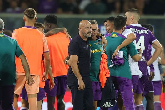 FLORENCE, ITALY - SEPTEMBER 17: Head coach Vincenzo Italiano manager of ACF Fiorentina celebrates the victory after during the Serie A TIM match between ACF Fiorentina and Atalanta BC at Stadio Artemio Franchi on September 17, 2023 in Florence, Italy. (Photo by Gabriele Maltinti/Getty Images) Grassia: “Genk temibile. Italiano? Ecco dove deve migliorare”- immagine 2
