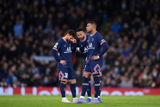 Kylian Mbappe insieme a Lionel Messi e Neymar dopo il primo gol del Manchester City. (Foto di Laurence Griffiths/Getty Images) Real Madrid, Mbappé-Vincius-Rodrygo: un nuovo caso di “tridente perdente”- immagine 6