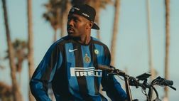Thuram in vacanza con l’Inter in valigia: sfoggia la maglia di Adriano