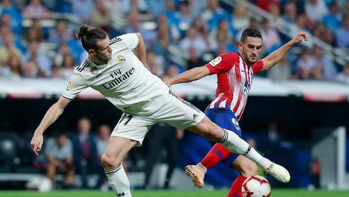 MADRID, SPAIN - SEPTEMBER 29: Gareth Bale (L) of Real Madrid CF competes for the ball with Koke (R) of Atletico de Madrid during the La Liga match between Real Madrid CF and Club Atletico de Madrid at Estadio Santiago Bernabeu on September 29, 2018 in Madrid, Spain. (Photo by Gonzalo Arroyo Moreno/Getty Images) Real Madrid, amarcord Bale: il gallese ricorda il suo periodo al Bernabeu - immagine 1