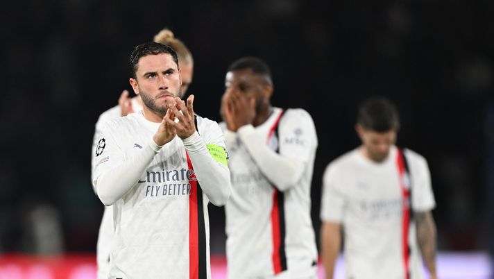 PARIS, FRANCE - OCTOBER 25: Davide Calabria of AC Milan looks dejected as he shows appreciation to the fans at full-time following their team's defeat in the UEFA Champions League match between Paris Saint-Germain and AC Milan at Parc des Princes on October 25, 2023 in Paris, France. (Photo by Mike Hewitt/Getty Images) Calabria: “Loro hanno un fenomeno davanti. Girone? Noi ci crediamo” - immagine 1
