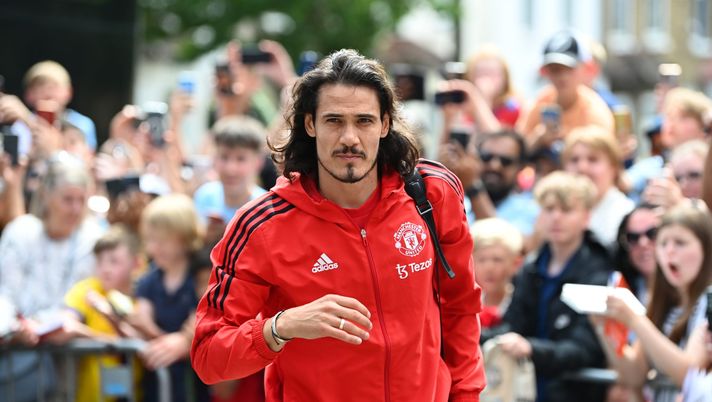 LONDON, ENGLAND - MAY 22: Edinson Cavani of Manchester United arrives at the stadium prior to the Premier League match between Crystal Palace and Manchester United at Selhurst Park on May 22, 2022 in London, England. (Photo by Alex Broadway/Getty Images) Calciomercato Serie A, le ultime: clamorosi contatti fra il Lecce e Cavani- immagine 1