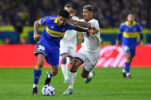 BUENOS AIRES, ARGENTINA - AUGUST 09: Cristian Medina of Boca Juniors battles for possession with Yonathan Rodríguez of Nacional during a Copa CONMEBOL Libertadores 2023 round of sixteen second leg match between Boca Juniors and Nacional at Estadio Alberto J. Armando on August 09, 2023 in Buenos Aires, Argentina. (Photo by Marcelo Endelli/Getty Images) Medina: “Fiorentina? Non so niente. Ecco dove mi piacerebbe giocare”- immagine 2