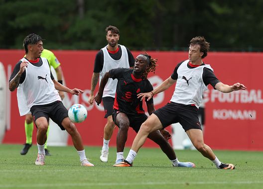 CAIRATE, ITALY - JULY 19: Warren Bondo attorniato dai giovani di Milan Futuro (Photo by Claudio Villa/AC Milan via Getty Images) Oggi a Milanello