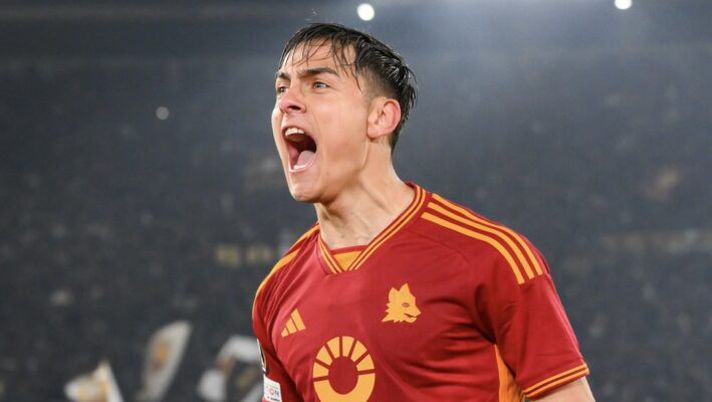 ROME, ITALY - APRIL 18: Paulo Dybala of AS Roma celebrates after scoring the second goal for his team during the UEFA Europa League 2023/24 Quarter-Final second leg match between AS Roma and AC Milan at Stadio Olimpico on April 18, 2024 in Rome, Italy. (Photo by Fabio Rossi/AS Roma via Getty Images) Gazzetta: “Oggi si attiva la clausola per Dybala, per chi vale e in Serie A…” - immagine 1