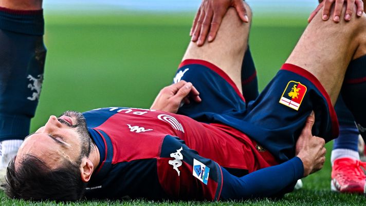 GENOA, ITALY - JANUARY 12: Milan Badelj of Genoa lies on the pitch after suffering an injury during the Serie A match between Genoa and Parma at Stadio Luigi Ferraris on January 12, 2025 in Genoa, Italy. (Photo by Simone Arveda/Getty Images) Genoa, infortunio al flessore per Badelj: salterà la gara con la Roma - immagine 1