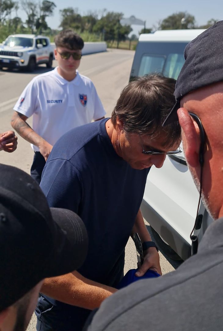 GALLERY Conte lascia il centro sportivo: concessi autografi e foto ai tifosi - immagine 4