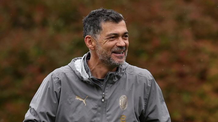 Sergio Conceicao, ex allenatore AC Milan, qui durante una seduta di allenamento con i rossoneri a Milanello nel 2025