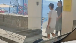 Mertens torna a Napoli, passeggiata in città con la moglie Kat e il figlio Ciro