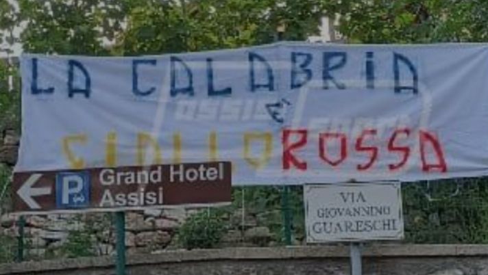 Scritte, Calabria “giallorossa” con i colori del Cosenza: è già derby… - immagine 1
