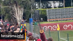 Svilar cuore d’oro a fine allenamento: regala guanti e maglia ad alcuni bambini