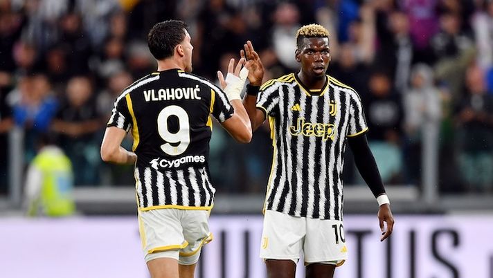 TURIN, ITALY - AUGUST 27: Dusan Vlahovic of Juventus celebrates with Paul Pogba after scoring their sides first goal during the Serie A TIM match between Juventus and Bologna FC at Allianz Stadium on August 27, 2023 in Turin, Italy. (Photo by Valerio Pennicino/Getty Images) Rinnovo Vlahovic, parla Pogba: “Mi ha scritto, io gli do questo consiglio” - immagine 1