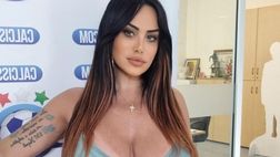 Marika Fruscio fa girare la testa ai suoi ammiratori: il decolleté è da paura
