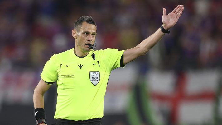 LEIPZIG, GERMANY - MAY 27: Referee Maurizio Mariani reacts during the UEFA Conference League Final 2026 match between Crystal Palace FC and Rayo Vallecano de Madrid at Football Arena Leipzig on May 27, 2026 in Leipzig, Germany. (Photo by Maja Hitij/Getty Images) mondiali