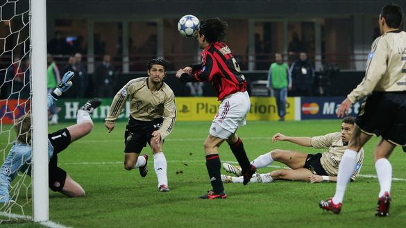 MILAN, ITALY - MARCH 08: Filippo Inzaghi of AC Milan scores past Oliver Kahn of Bayern Munich during the First Knock-Out Round Second Leg match between AC Milan and Bayern Munich at the San Siro on March 8, 2006 in Milan, Italy. (Photo by Laurence Griffiths/Getty Images) Milan e Bayern Monaco: cronaca di una sfida leggendaria- immagine 9