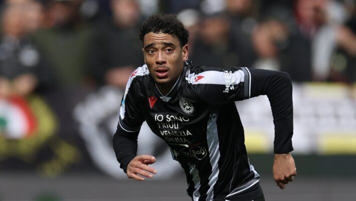 UDINE, ITALY - OCTOBER 05: Arthur Atta of Udinese in action during the Serie A match between Udinese Calcio and Cagliari Calcio at Stadio Friuli on October 05, 2025 in Udine, Italy. (Photo by Timothy Rogers/Getty Images) Udinese, la lesione di Atta non preoccupa troppo: quante partite salterà sicuramente per infortunio - immagine 1