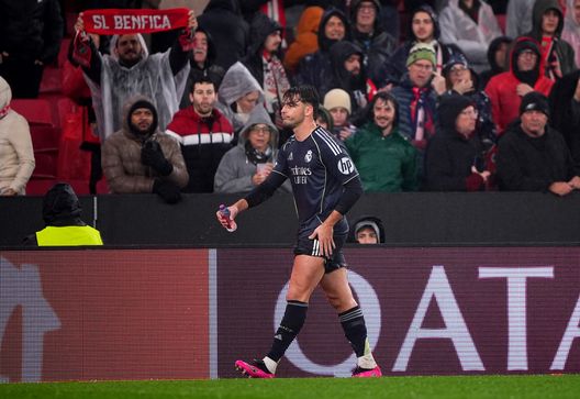 LISBON, PORTOGALLO -Gennaio 28: Raul Asencio del Real Madrid appare sconsolato mentre riceve un cartellino rosso durante la partita di UEFA Champions League 2025/26 League tra SL Benfica e Real Madrid C.F. allo Estadio del SL Benfica a Gennaio 28, 2026 in Lisbona, Portogallo. (Photo by Jose Manuel Alvarez Rey/Getty Images) Asencio senza filtri: “Chiedete ad Arbeloa perché non gioco”, poi il dietrofront- immagine 2