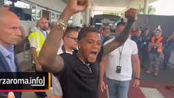 Bailey, cori e applausi a Ciampino. Poi l’urlo che scatena i tifosi: “Forza Roma”