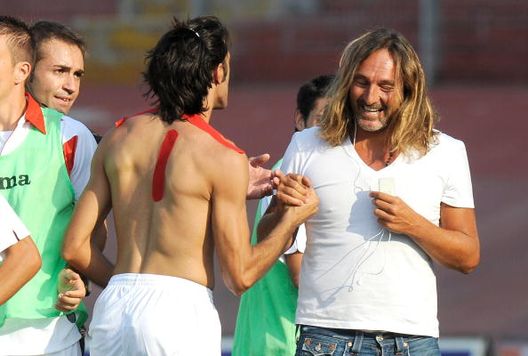 Maurizio Nassi dell'AC Mantova festeggia con il Presidente Fabrizio Lori dopo aver segnato il loro secondo gol durante la partita di Serie B tra l'AC Mantova e la Reggina Calcio allo Stadio Danilo Martelli il 12 settembre 2009 a Mantova Brescia-Mantova nel segno di Hubner, il più grande errore del calcio italiano- immagine 10