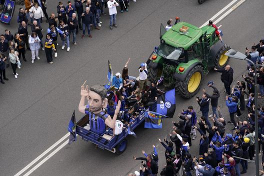 MILAN, ITALY - APRIL 28: Inter fans celebrate the victory of the Serie A championship during the FC Internazionale Victory Parade in front of the Head Quarter of FC Internazional on April 28, 2024 in Milan, Italy. (Photo by Pier Marco Tacca - Inter/Inter via Getty Images) (Photo by Pier Marco Tacca - Inter/Inter via Getty Images) Scudetto, delirio Inter. Inzaghi: “Meritato”. Calhanoglu, Barella e Dimarco mattatori - immagine 17