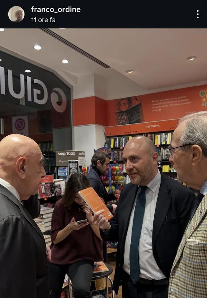 Il corto muso di Allegri in libreria Max Allegri fra due fuochi: il 'consenso politico' e il Sarrismo...