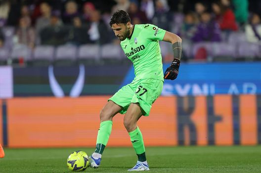 FLORENCE, ITALY - APRIL 17: Marco Sportiello goalkeeper of Atalanta BC in action during the Serie A match between ACF Fiorentina and Atalanta BC at Stadio Artemio Franchi on April 17, 2023 in Florence, Italy. (Photo by Gabriele Maltinti/Getty Images) Il Milan cambia in porta. Il saluto a Tatarusanu per un altro ex viola- immagine 2