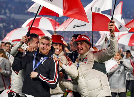 BUENOS AIRES, ARGENTINA - JULY 28: (L-R) Lucas Beltran; Pablo Solari and Leandro Gonzalez Pirez of River Plate celebrate after winning Liga Profesional 2023 at Estadio M·s Monumental Antonio Vespucio Liberti on July 28, 2023 in Buenos Aires, Argentina. (Photo by Marcelo Endelli/Getty Images) Dall’Argentina: “Che lite tra Fiorentina e Roma per Beltran!”- immagine 2